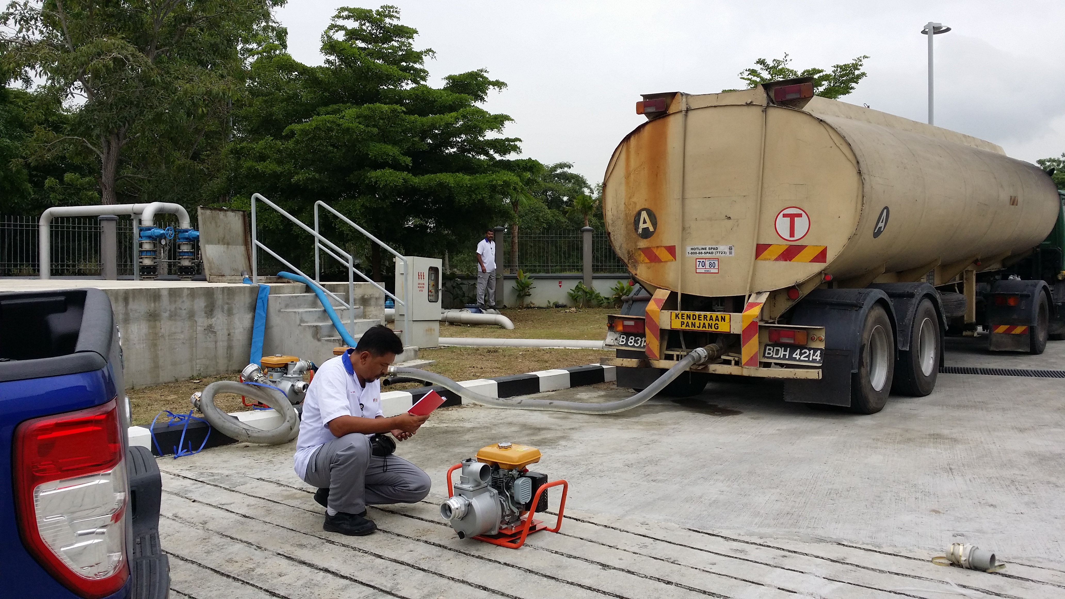 Lori tangki memindahkan air di titik penerimaan industri